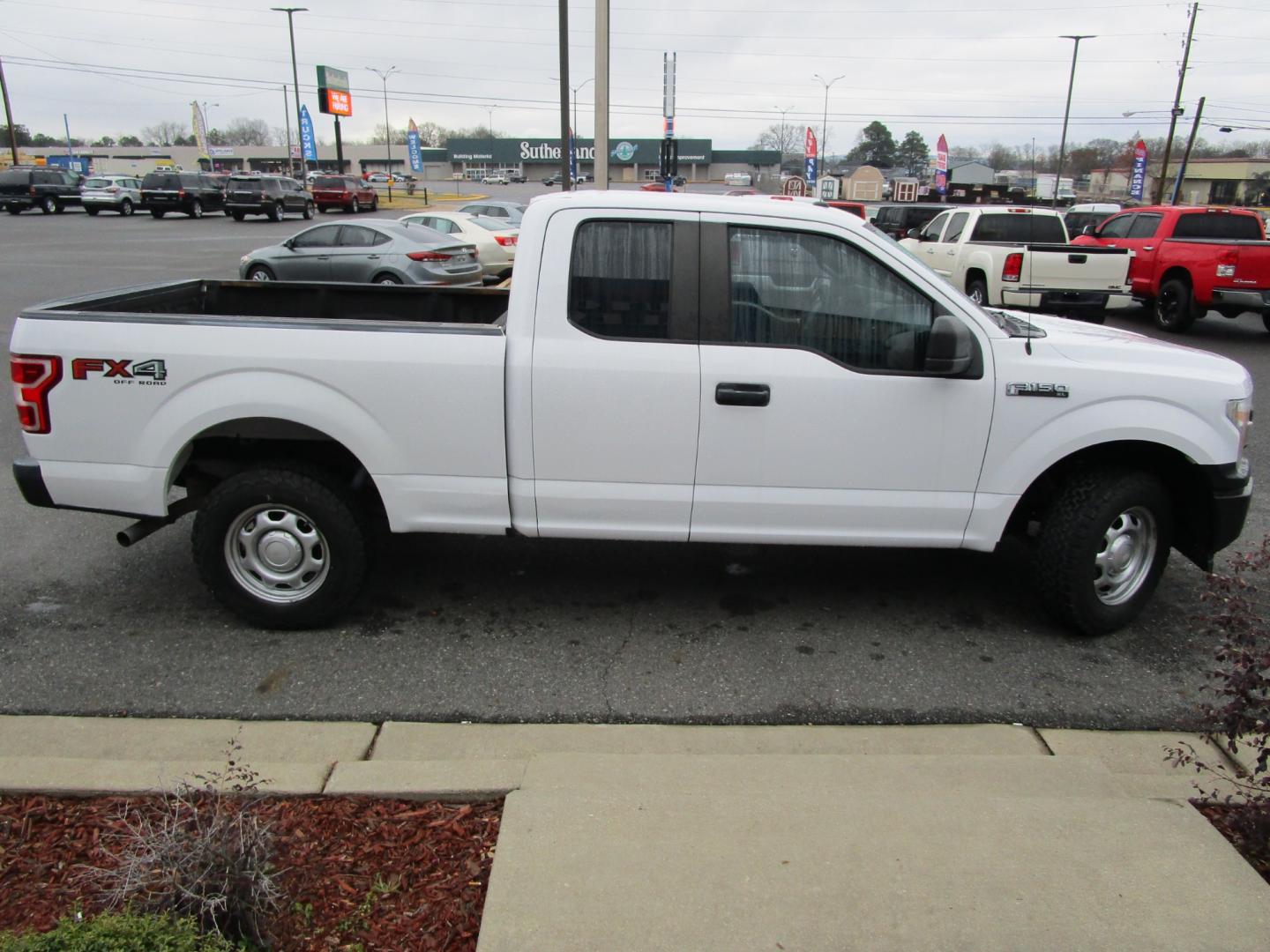 2018 WHITE /Gray / Cloth Ford F-150 Lariat SuperCab 6.5-ft. 4WD (1FTFX1E5XJK) with an 5.0L V8 OHV 16V engine, 6A transmission, located at 1814 Albert Pike Road, Hot Springs, AR, 71913, (501) 623-1717, 34.494228, -93.094070 - Photo#6